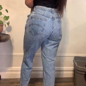 BOOTY POPPIN MOM JEANS